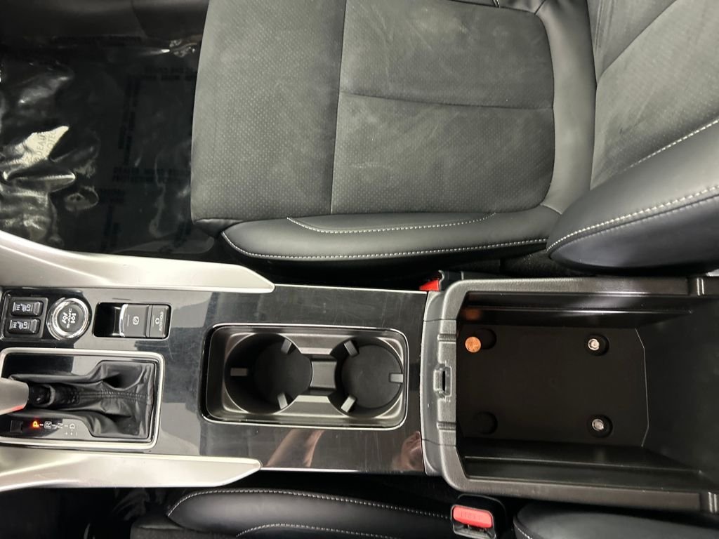 Used 2025 Silver Mitsubishi SE image 14