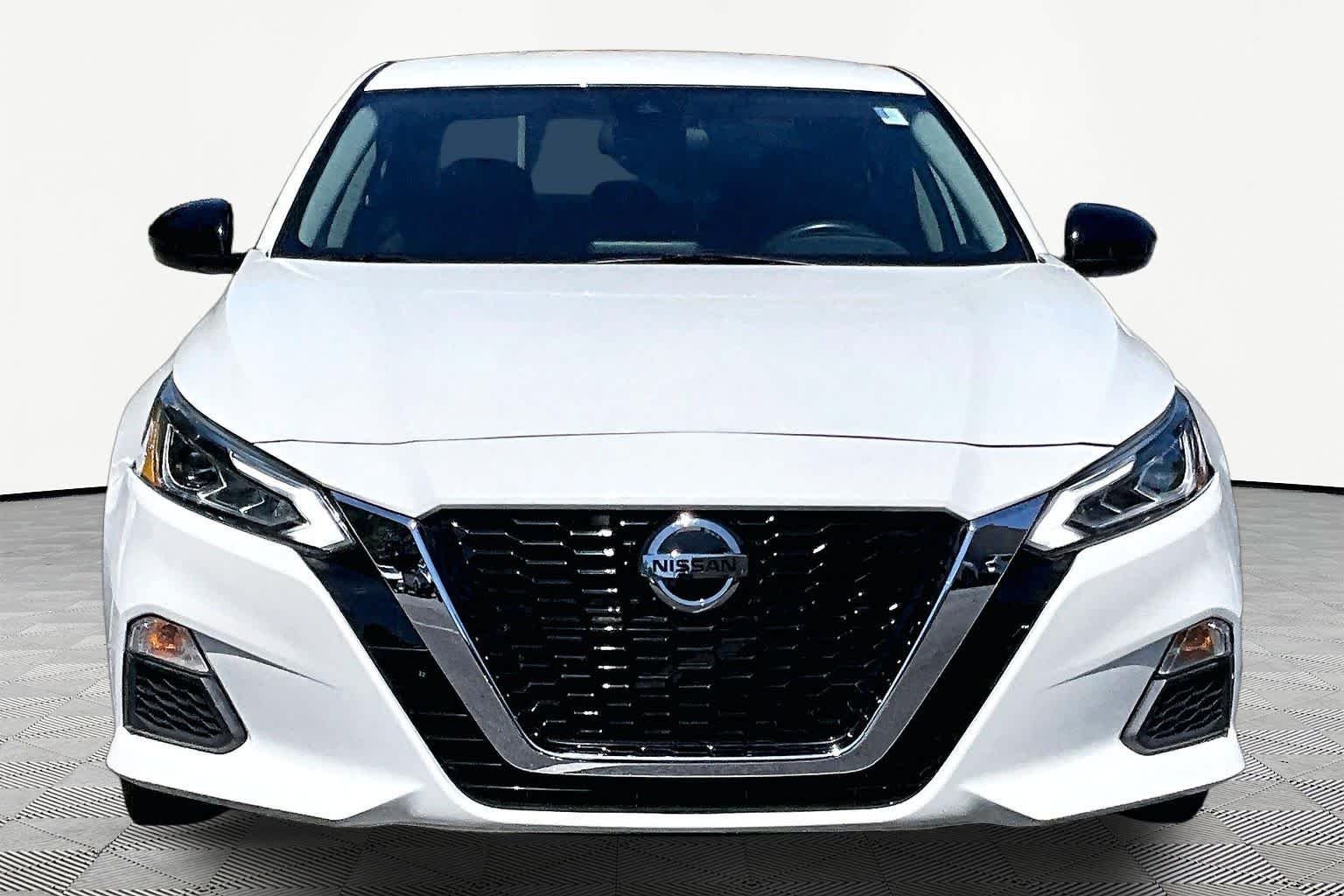 Used 2022 Pearl White Tricoat Nissan 2.5 SR image 4