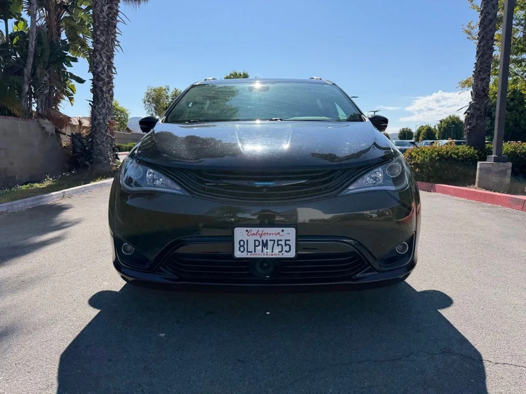 Used 2019 Black Chrysler Limited image 3