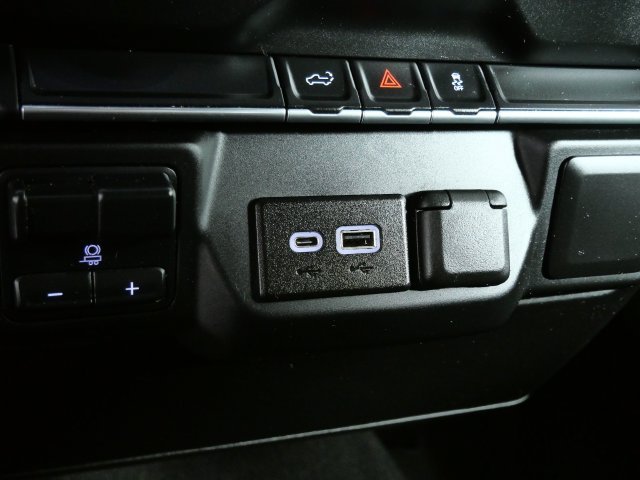 Used 2022 White Chevrolet Custom image 24