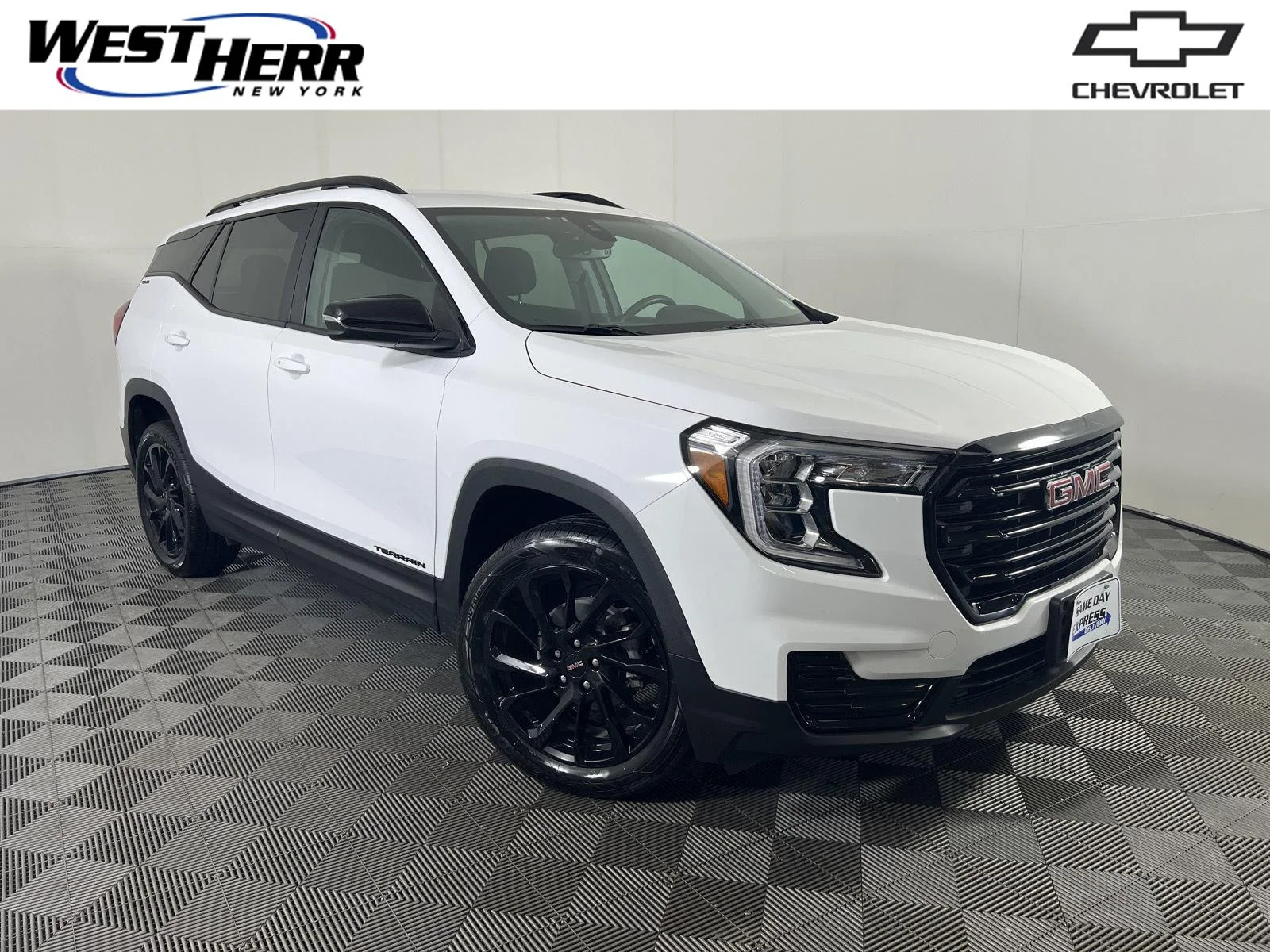 Used 2024 Summit White GMC SLE image 1
