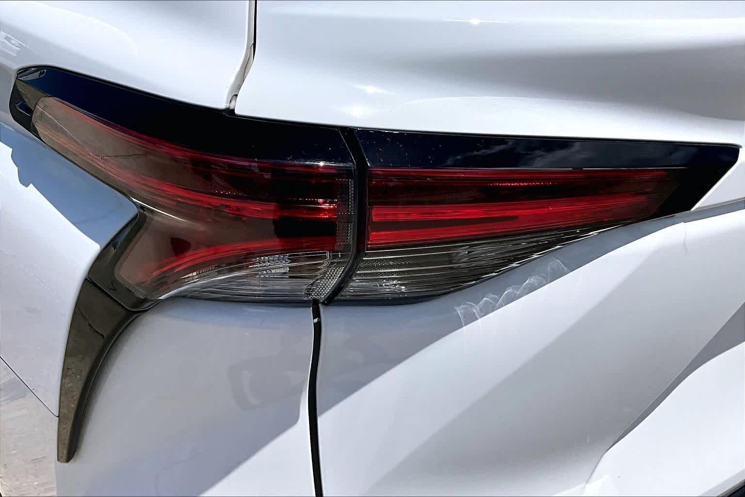Used 2022 White Toyota LE image 28