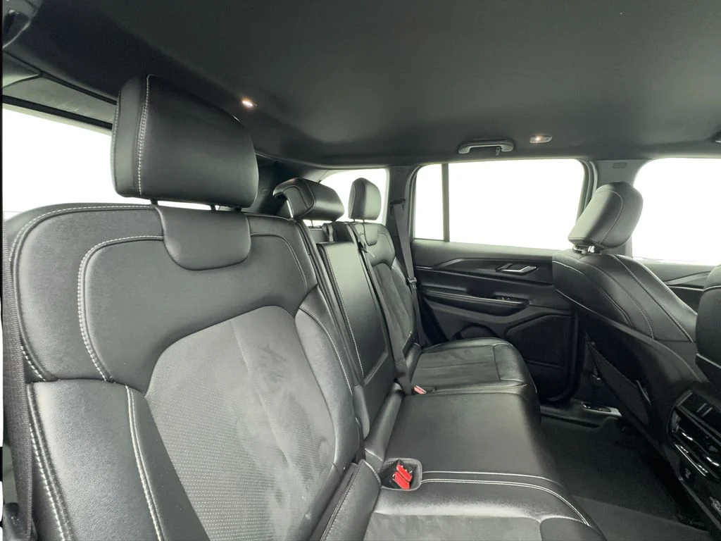 Used 2024 White/off-white Jeep Altitude image 27