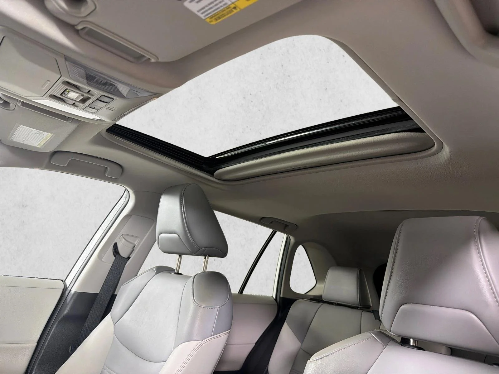 Used 2020 White Toyota XLE Premium image 2