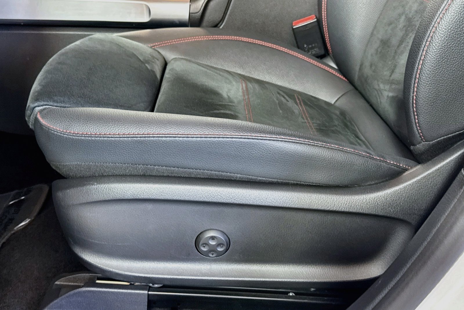 Certified Used 2024 Polar White Mercedes-Benz EQB 300 image 18