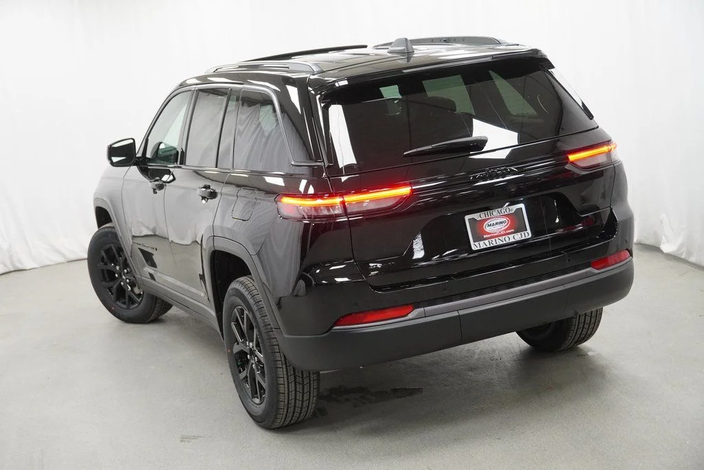 New 2026 Diamond Black Crystal Pearl-Coat Exterior Paint Jeep Altitude image 11