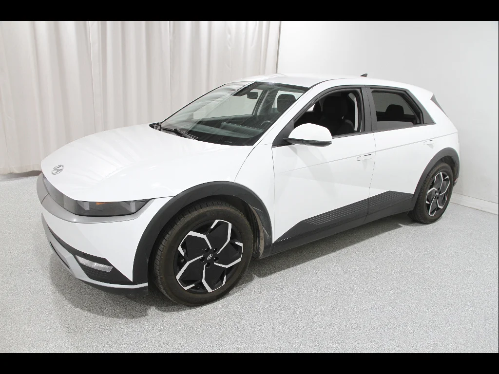 Certified Used 2024 Atlas White Hyundai SEL image 3