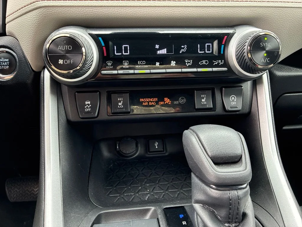Used 2022 White Toyota XLE image 22