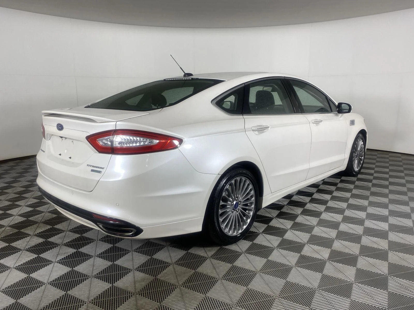 Used 2014 White Platinum Tri-Coat Metallic Ford Titanium image 9