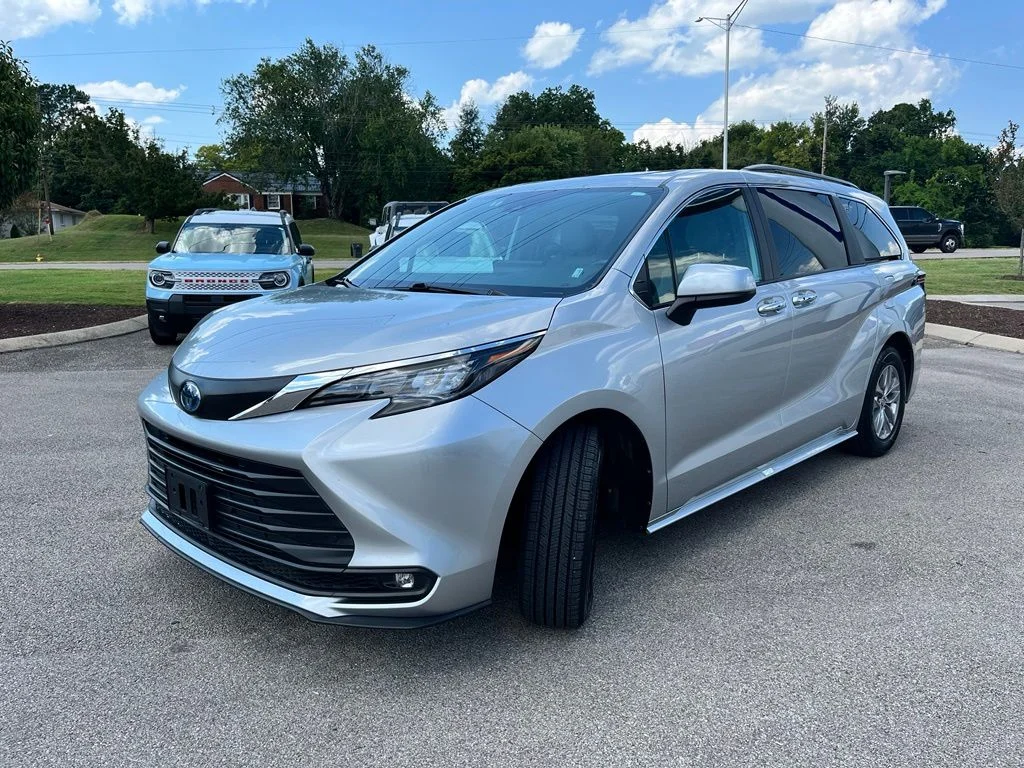 Used 2025 Silver Toyota XLE image 3