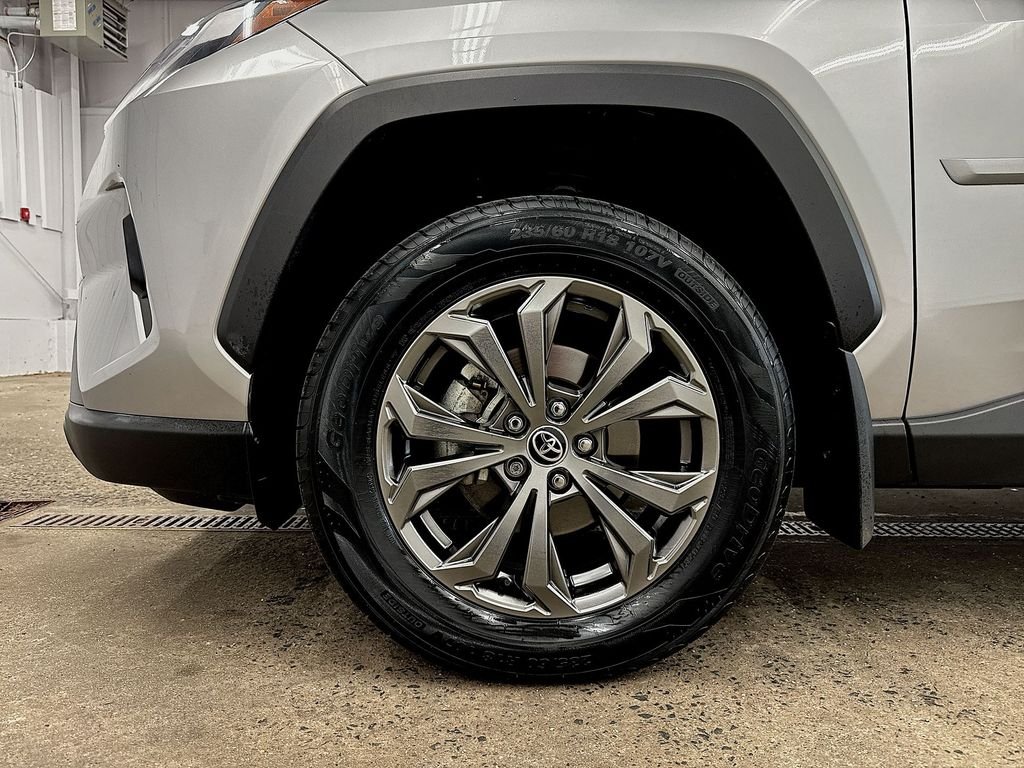 Used 2025 Silver Toyota XLE Premium image 17