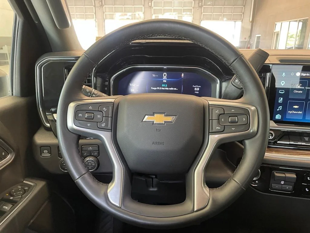 Used 2025 White Chevrolet LT image 18
