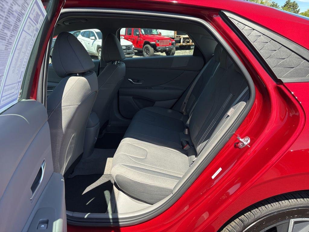 2025 Hyundai Elantra SEL - Photo 15