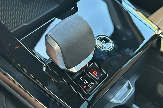 New 2026 Varesine Blue Land Rover SE image 21