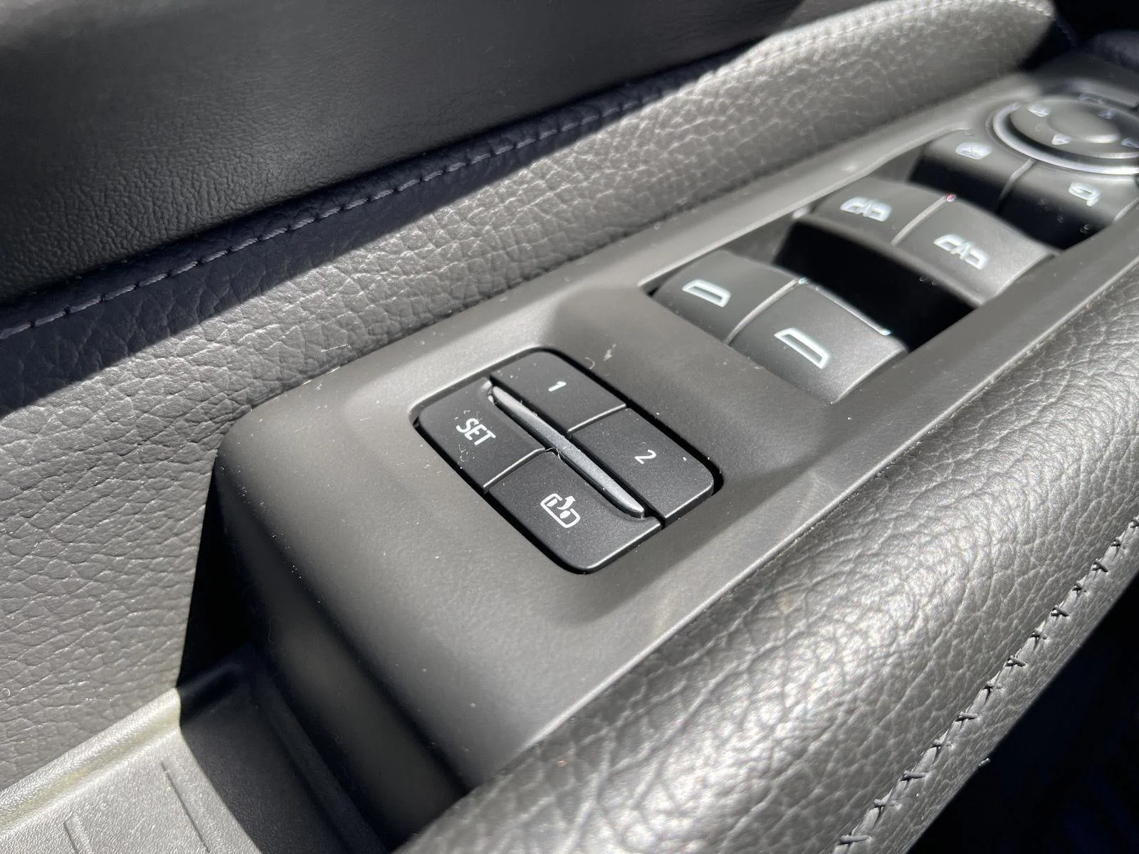 Used 2022 Onyx Black GMC Denali image 17