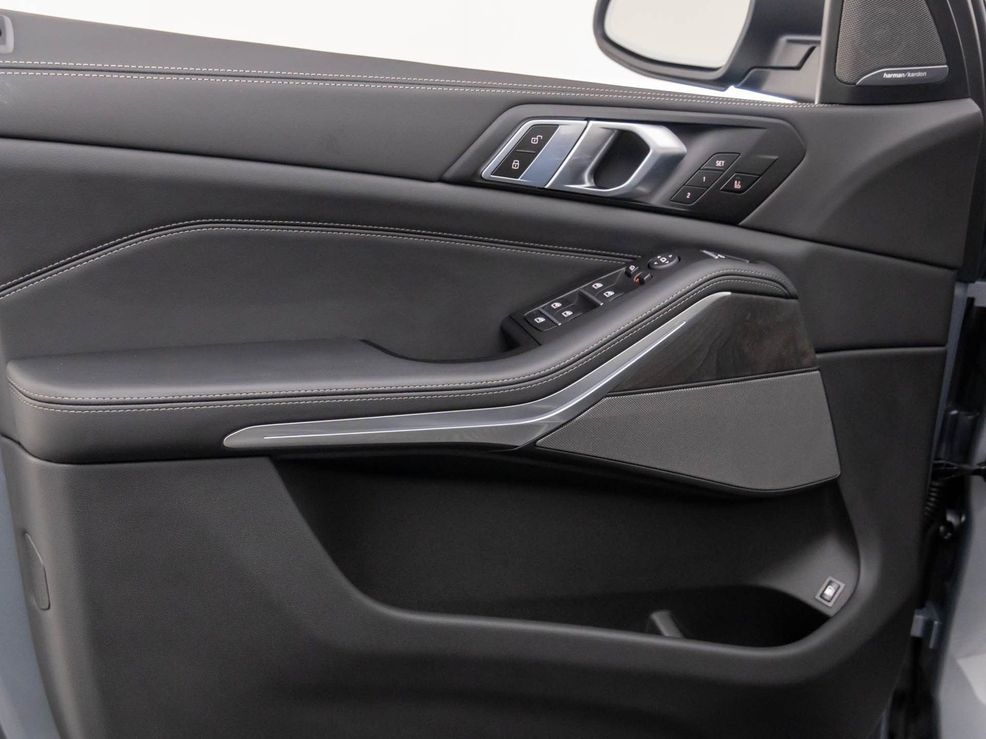 New 2026 Skyscraper Grey Metallic BMW xDrive50e image 13