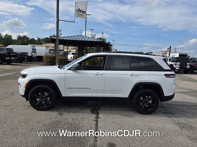 New 2026 Diamond Black Crystal Pearl-Coat Exterior Paint Jeep Laredo image 4