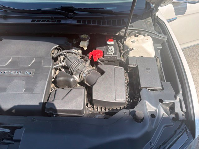 Used 2017 White Lincoln Premiere image 15