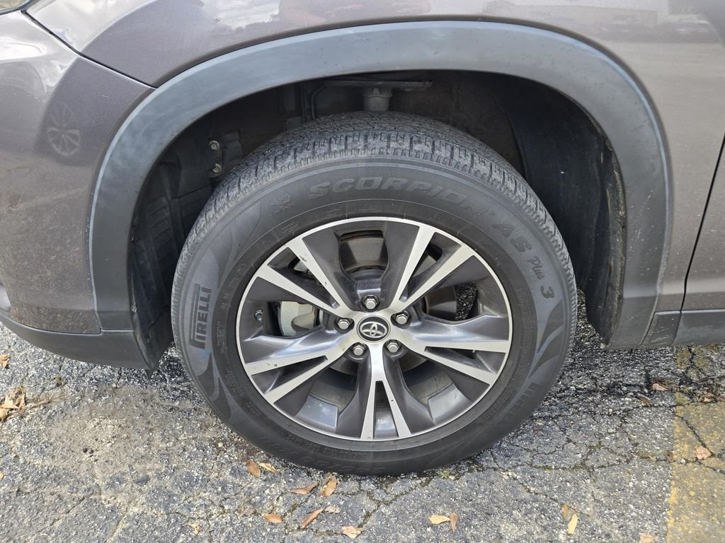 Used 2019 Gray Toyota LE image 5