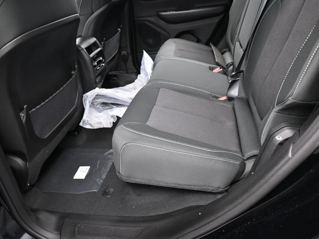 New 2026 Diamond Black Crystal Pearl-Coat Exterior Paint Jeep Laredo X image 30