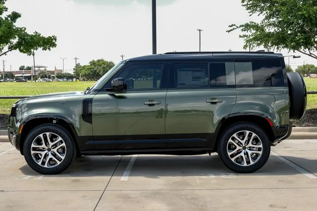 New 2026 Woolstone Green Land Rover X-Dynamic SE image 13