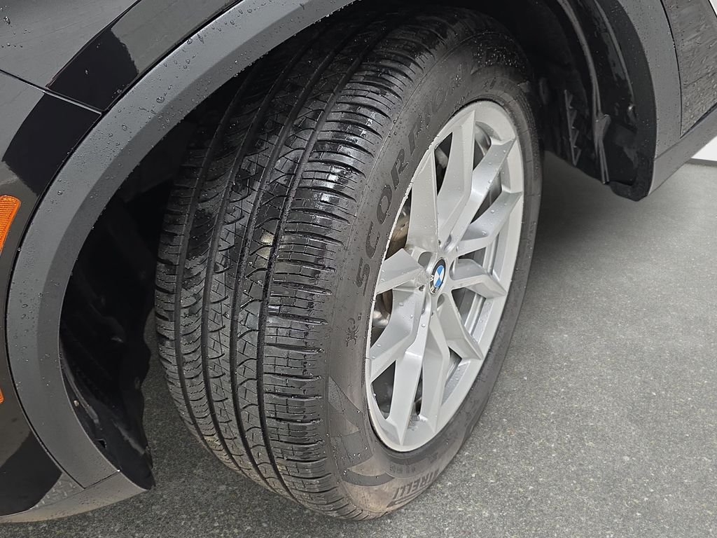 Used 2019 Black Sapphire Metallic BMW xDrive40i image 27