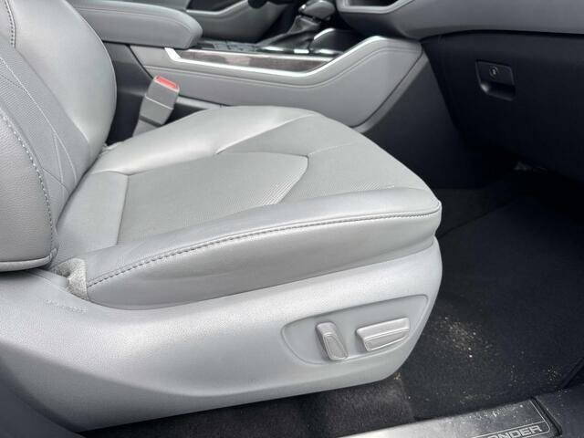 Used 2023 Moon Dust Toyota Platinum image 12