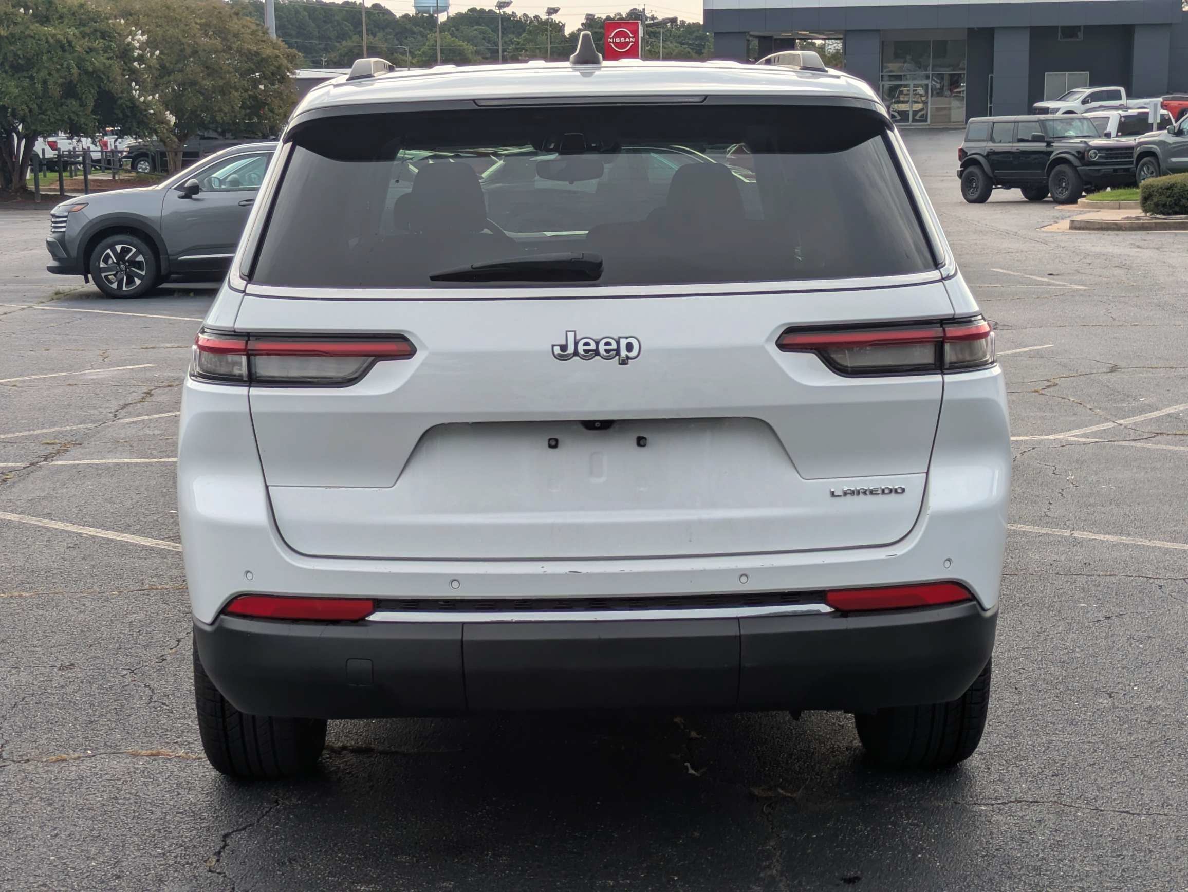 Used 2023 White Jeep Laredo image 4