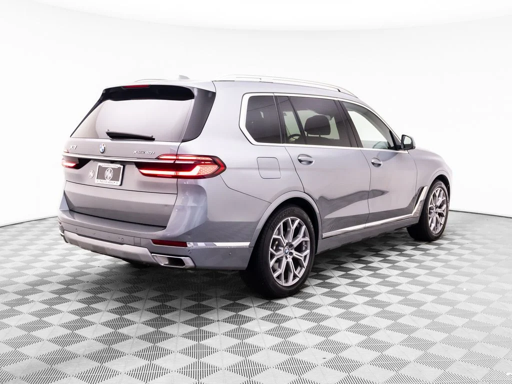 Used 2024 Gray BMW xDrive40i image 5