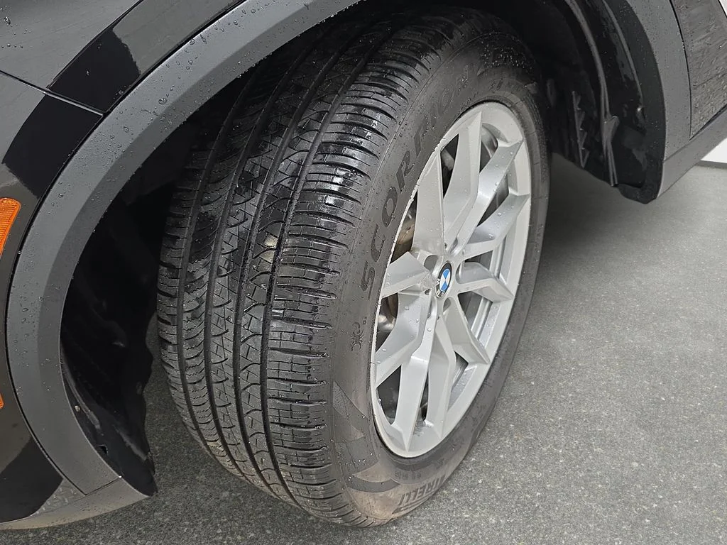 Used 2019 Black Sapphire Metallic BMW xDrive40i image 27