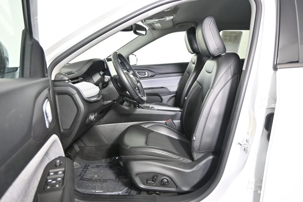 Used 2022 White Jeep Latitude image 20