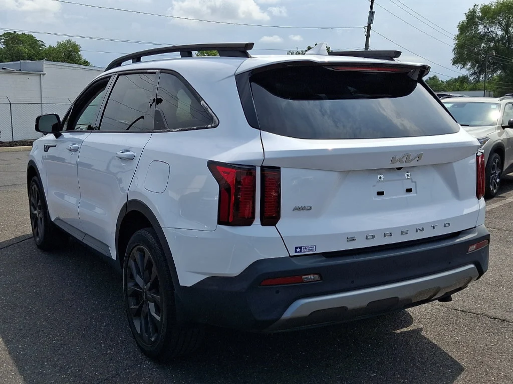 Used 2022 White Kia X-Line EX image 9