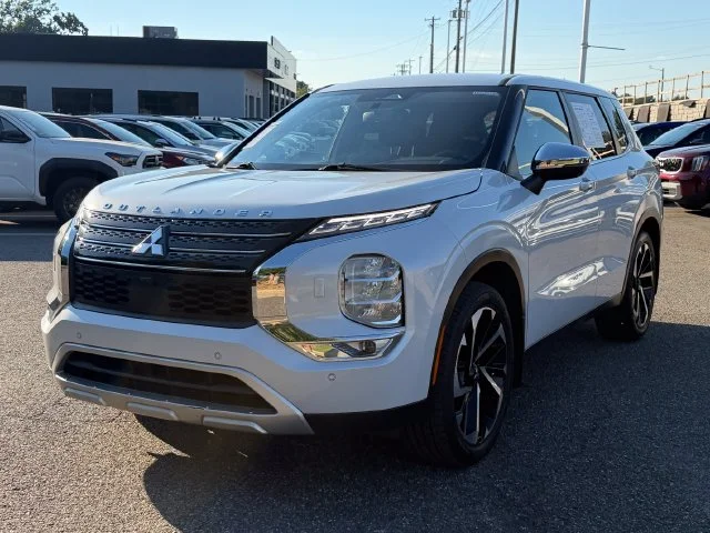 Used 2023 White Diamond Mitsubishi SE image 9