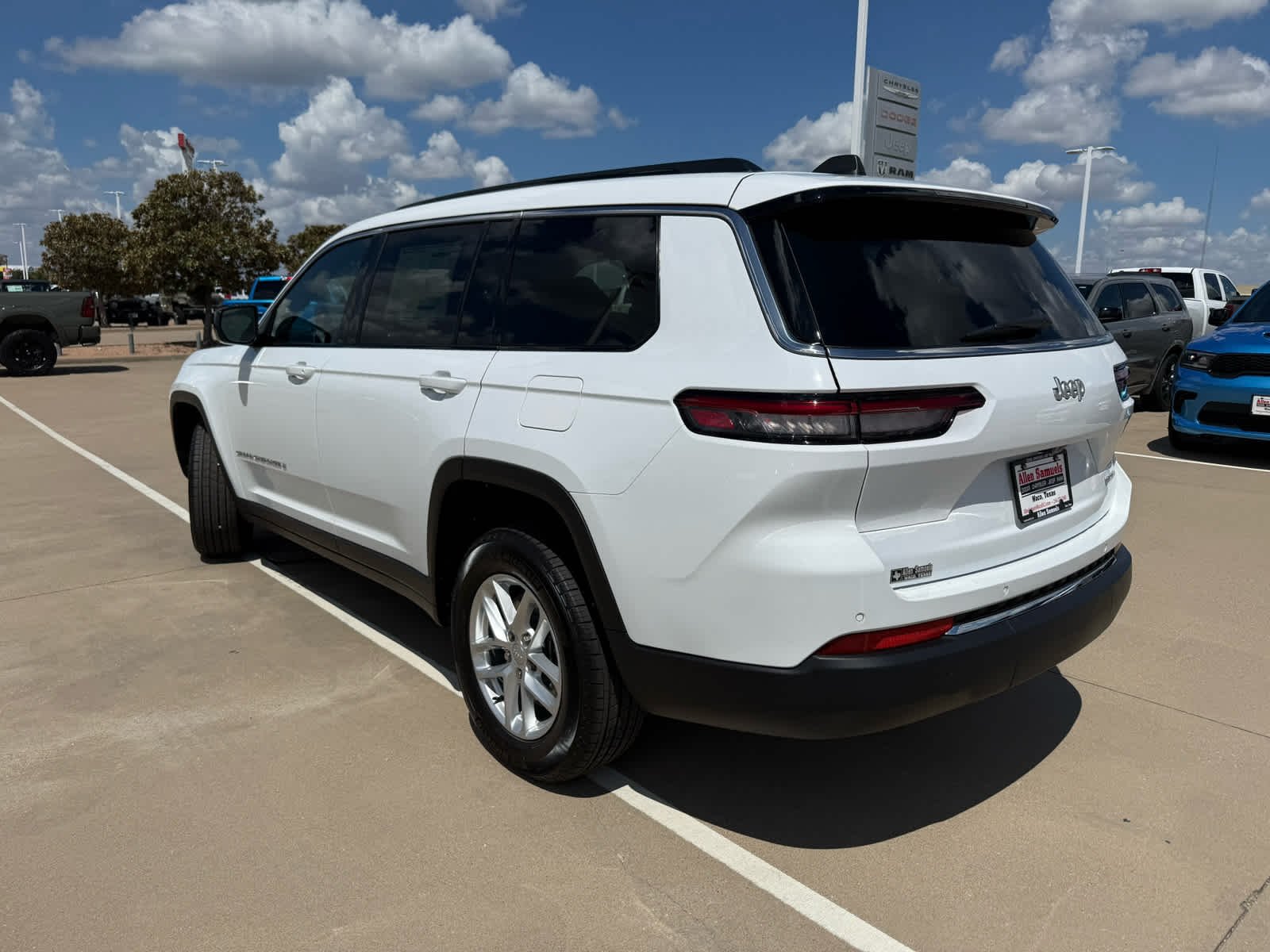 New 2026 Bright White Clear-Coat Exterior Paint Jeep Laredo X image 8