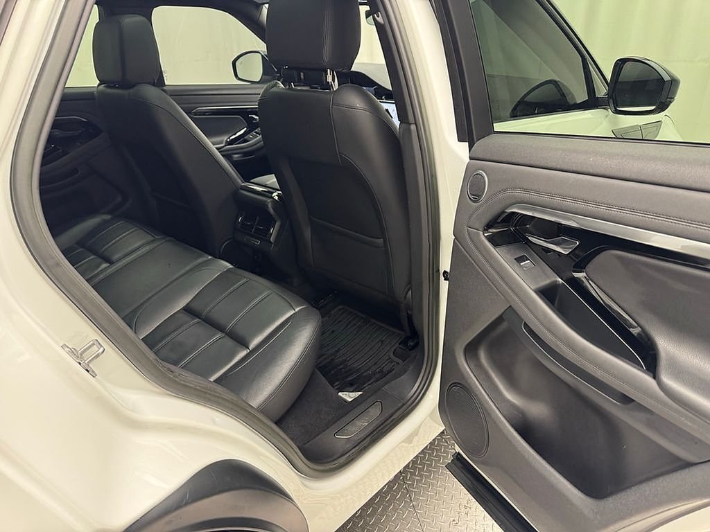 Used 2023 Fuji White Land Rover R-Dynamic SE image 18