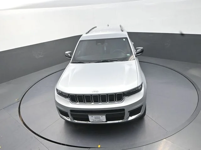 Used 2025 Silver Jeep Laredo image 12