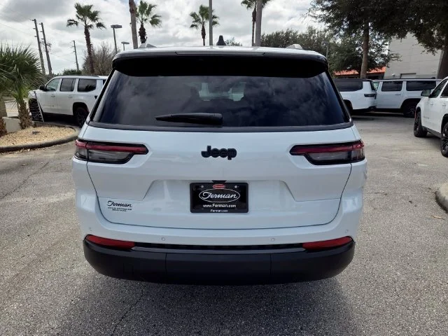 New 2027 Bright White Clear-Coat Paint Jeep Laredo Altitude image 11