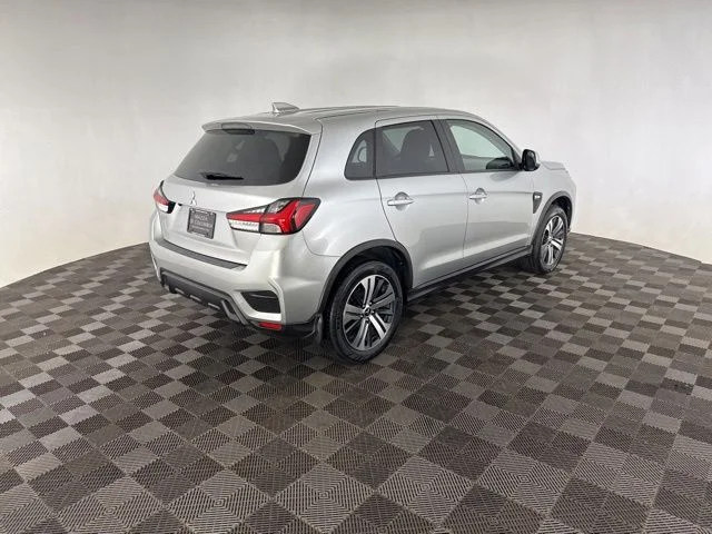 Used 2023  Mitsubishi 2.0 SE image 5