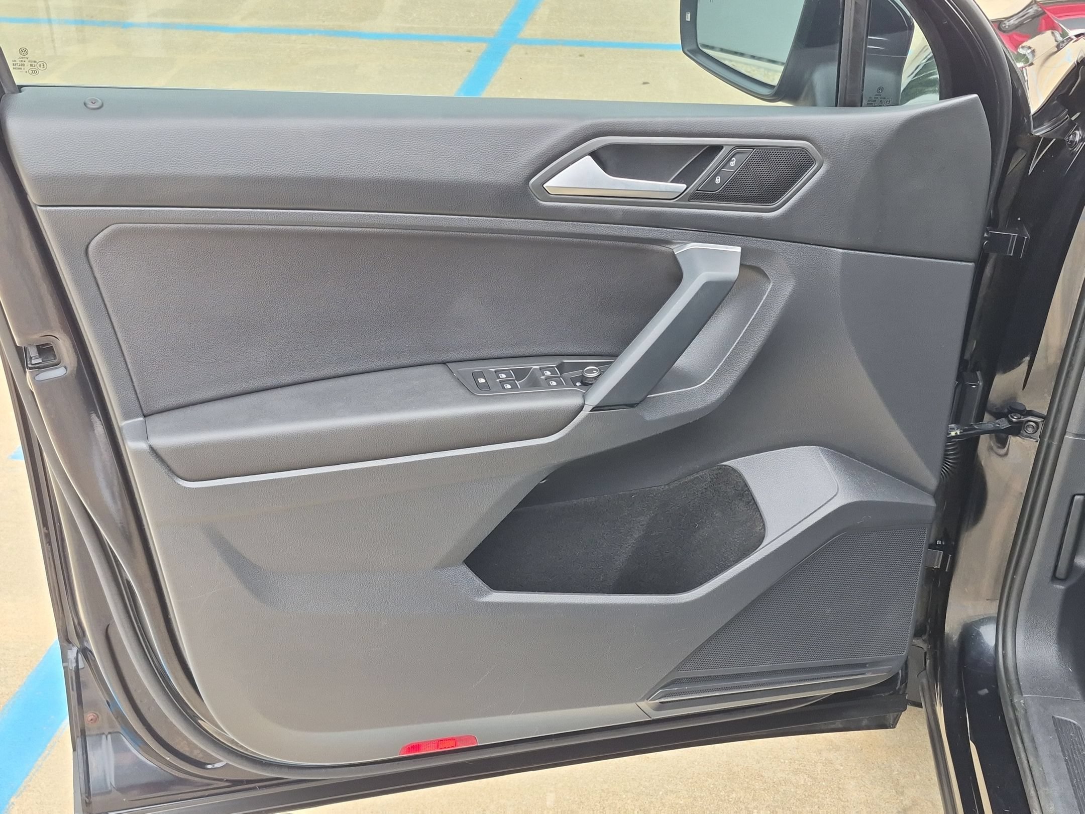 Used 2019 Deep Black Volkswagen SE image 12