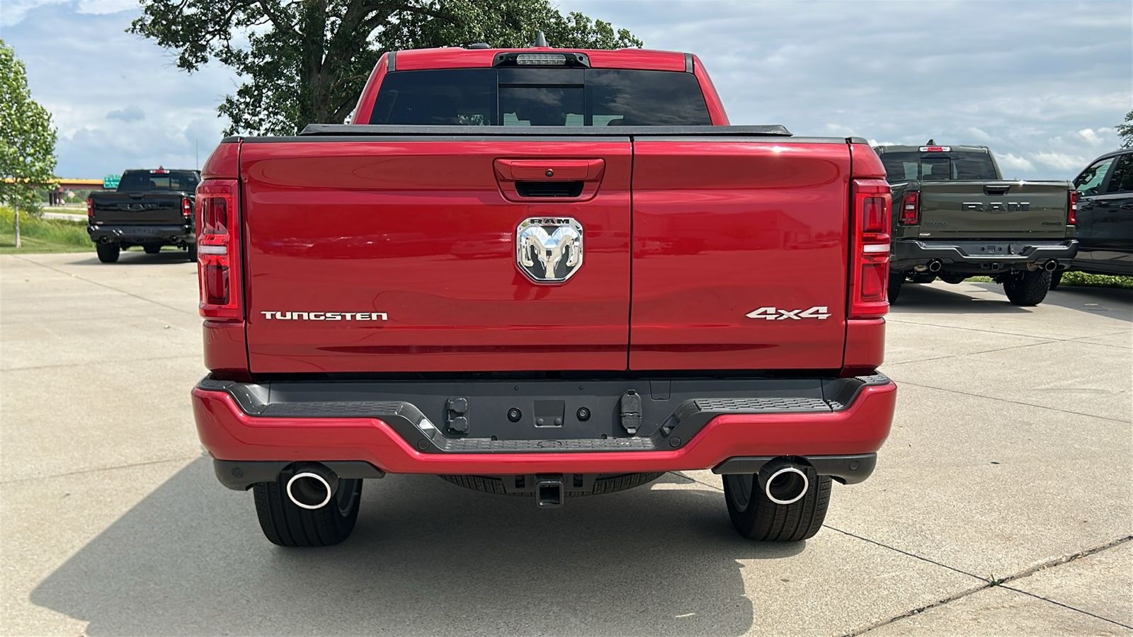 New 2026 Molten Red Pearl-Coat Exterior Paint RAM Tungsten image 5