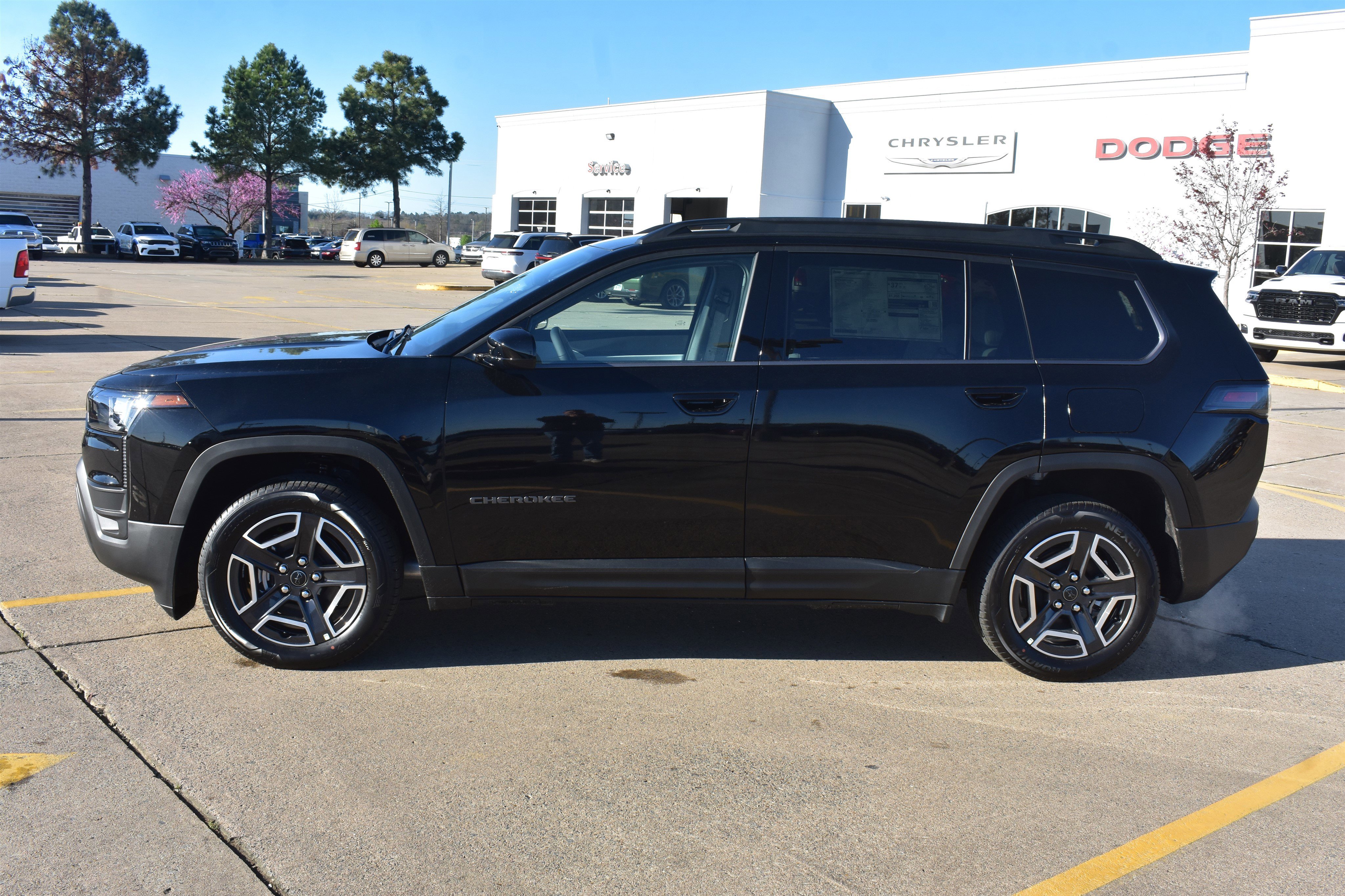 New 2026 Diamond Black Crystal Pearl-Coat Exterior Paint Jeep Laredo image 10