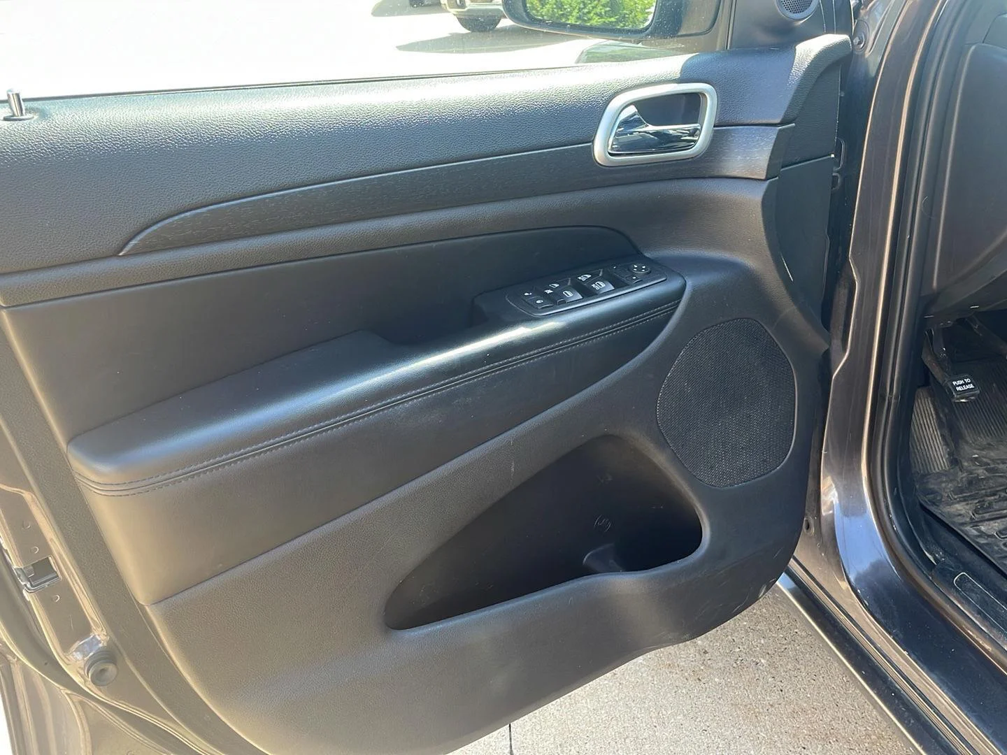 Used 2015 Gray Jeep Altitude image 13