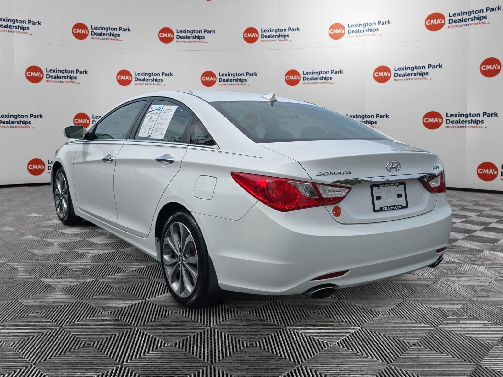 Used 2013 Shimmering White Hyundai SE image 5
