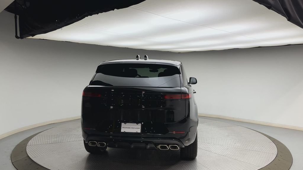 New 2026 Santorini Black LAND ROVER Dynamic SE image 3