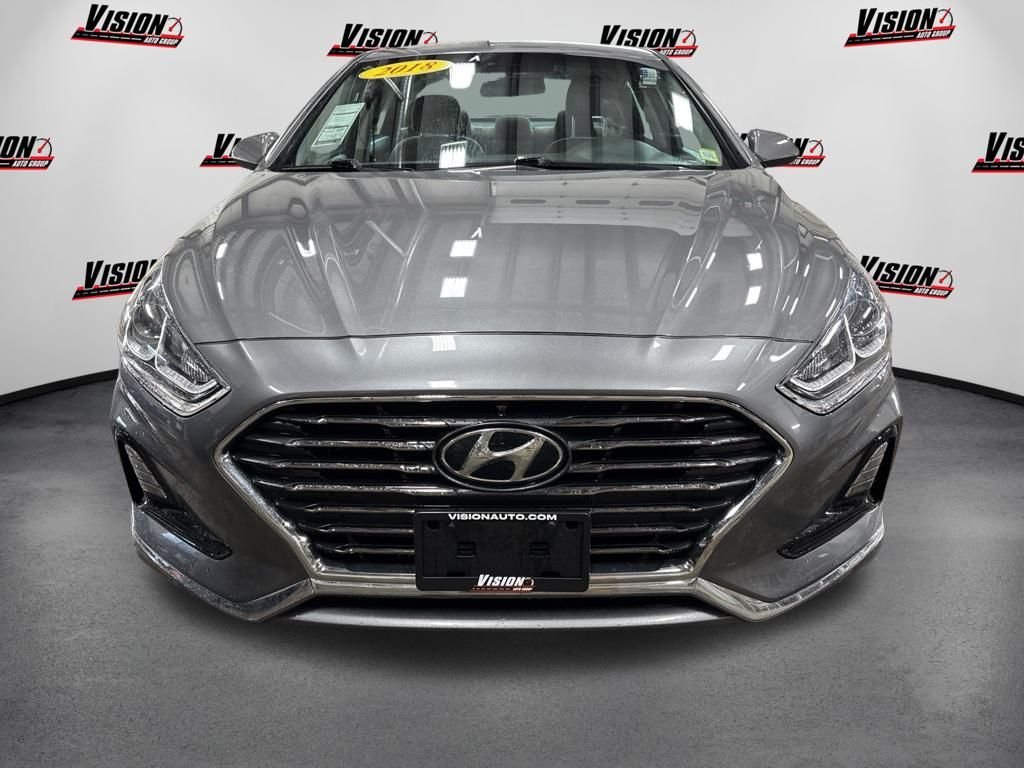 Used 2018 Gray Hyundai SE image 2