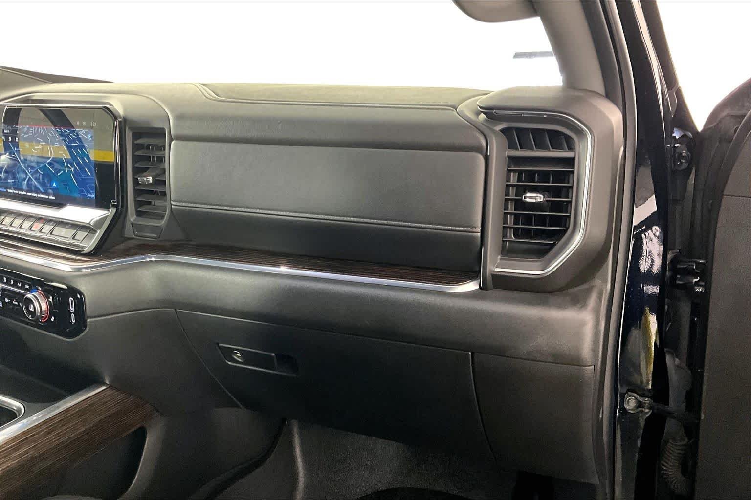Used 2024 Onyx Black GMC Elevation image 19