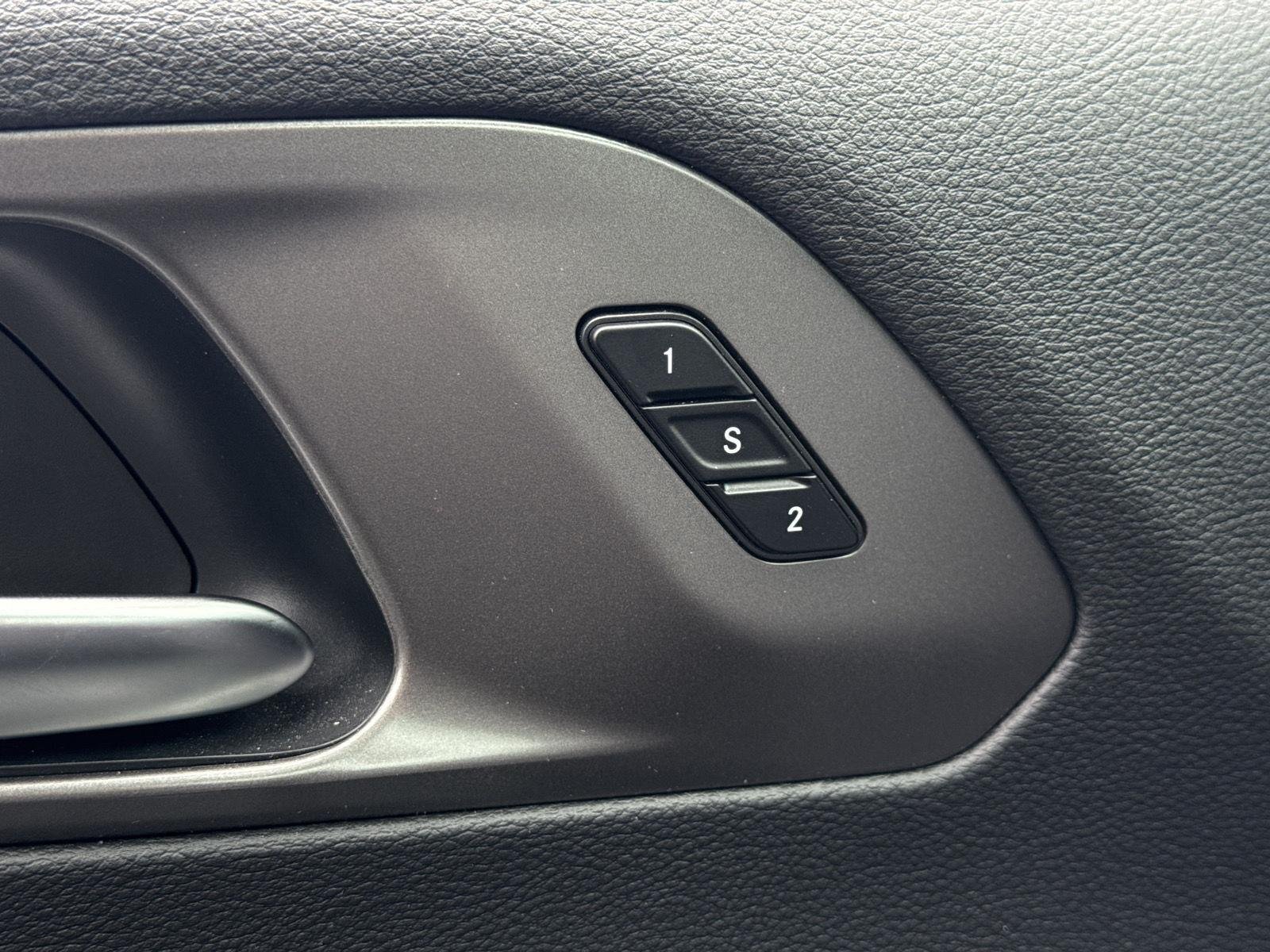 Used 2025 Ceramic Gray Clearcoat Chrysler Select image 17