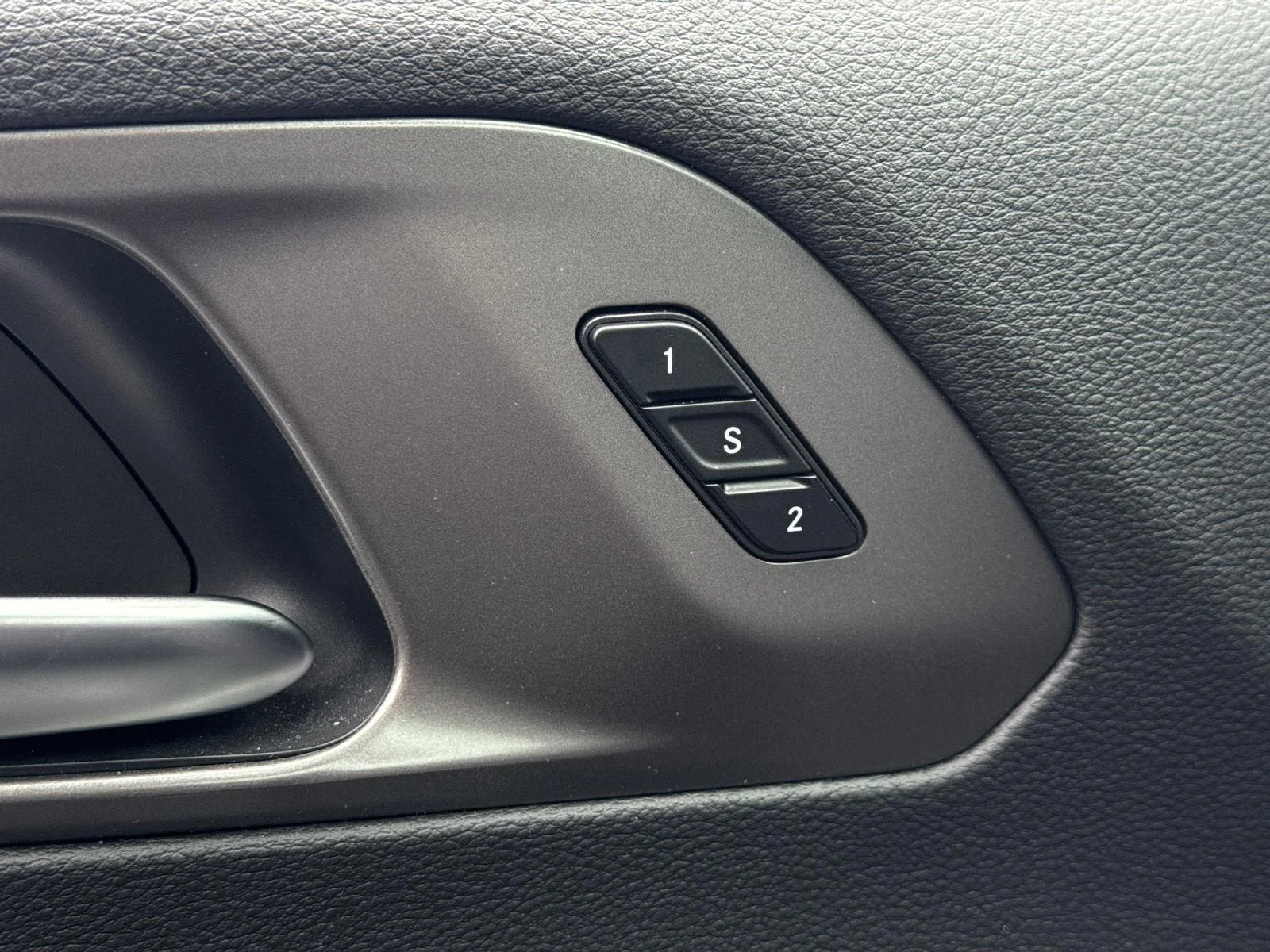 Used 2025 Ceramic Gray Clearcoat Chrysler Select image 17