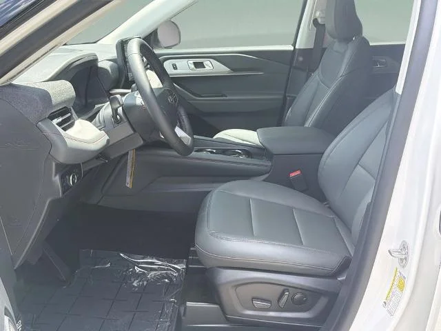 New 2026 Star White Metallic Tri-Coat Ford Active image 17