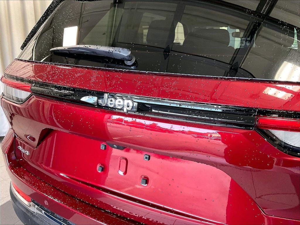 Used 2023 Red Jeep Laredo image 28